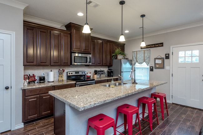 Photo - 402 Poplar St
