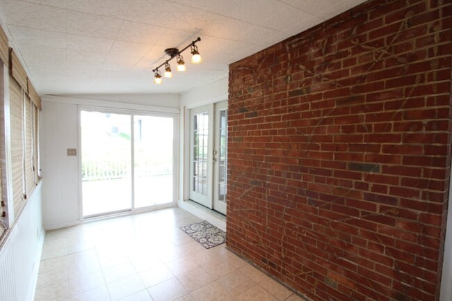 Building Photo - Award winning schools. Stunning home.  Centrally Located.