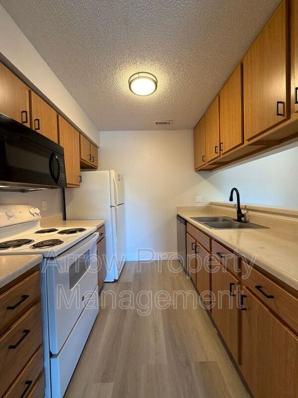 Building Photo - 2350 N 44th St Unit 11