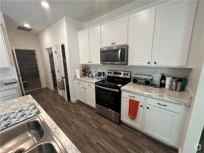 Building Photo - 1017 NW 37th Ave Rental