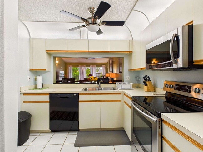 Photo - Furnished 2BR/2BA Lakefront Condo – 12-Mon... Unidad 204