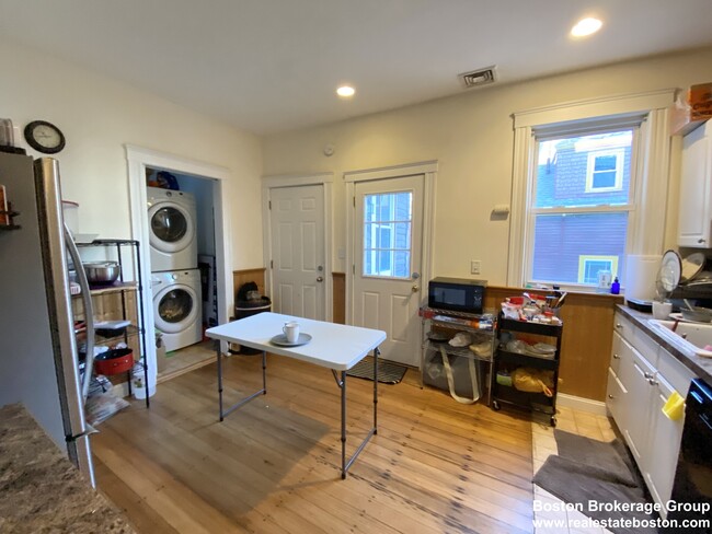 Building Photo - 37 Hillside St Rental