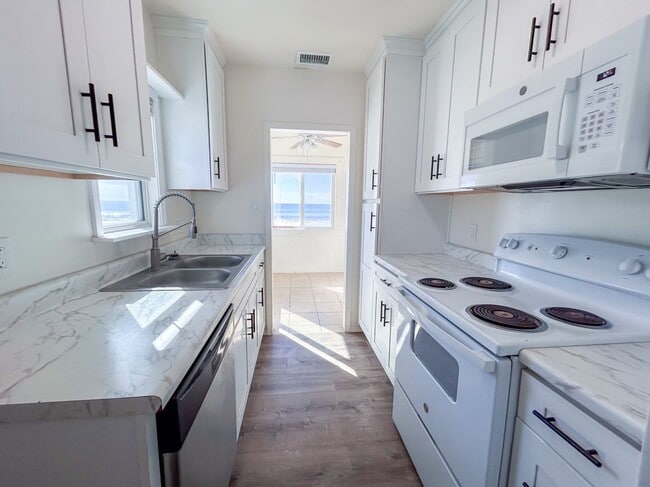 Building Photo - 408 S The Strand