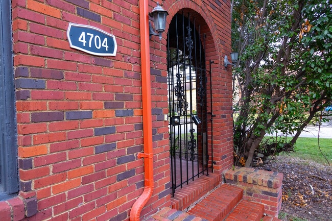 Building Photo - 4704 Chenevert St