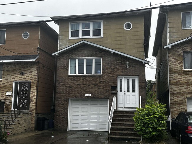 Building Photo - 609 Sussex St Unit 1