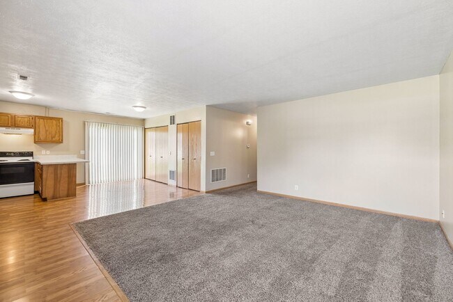 Photo - 556-558 Lamont Unit 558