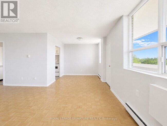Photo - 525 Eglinton Ave E