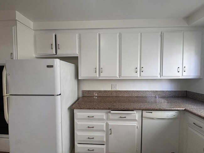 Photo - 1065 S Holt Ave Unidad 2