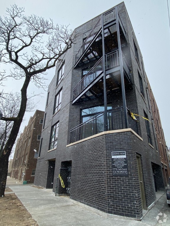 Building Photo - 1050 W Cornelia Ave Unit 403 Rental