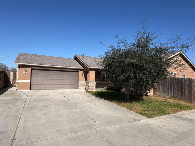 Building Photo - NW Visalia Home Near Shopping Center Rent Ready!