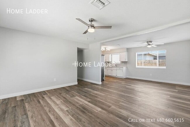 Photo - 1125 E 1st St