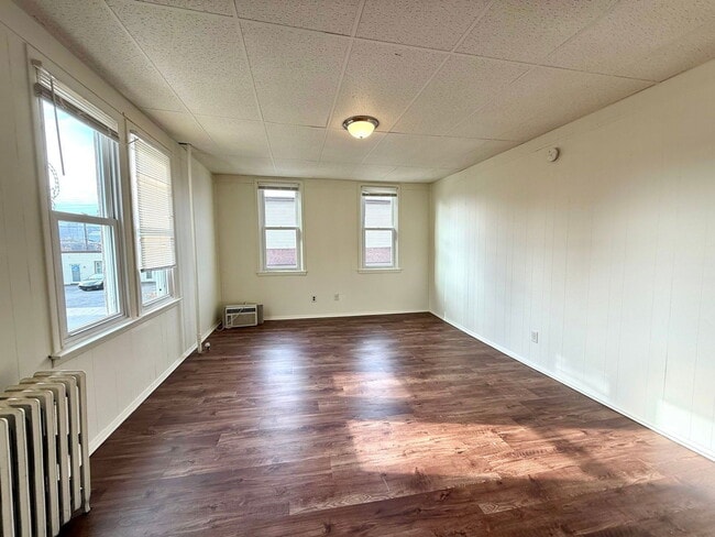 Photo - 305 S Front St