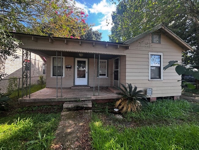Building Photo - COMING SOON! Beautiful Two Bedroom in Upper Lafayette