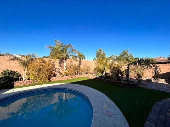 Photo - 1 Story 4Bed Pool Built in BBQ