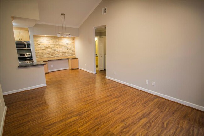 Building Photo - 2300 Augusta Dr Unit 4 Rental