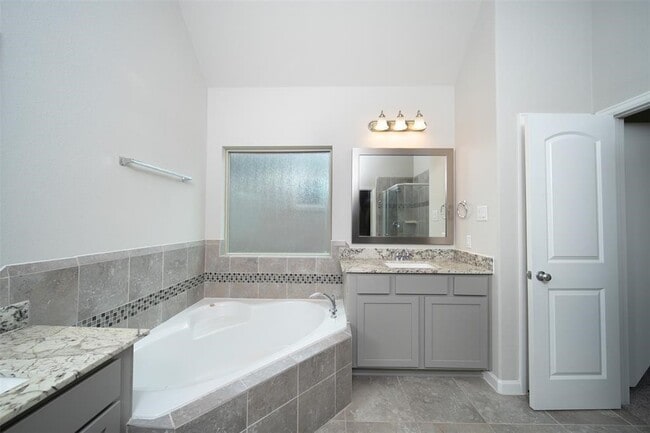 Building Photo - 2011 Royal Landing Dr