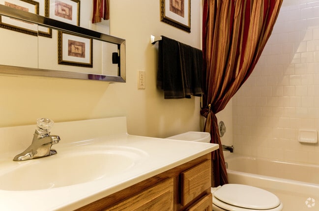 2BR, 1BA - 808-863 SF