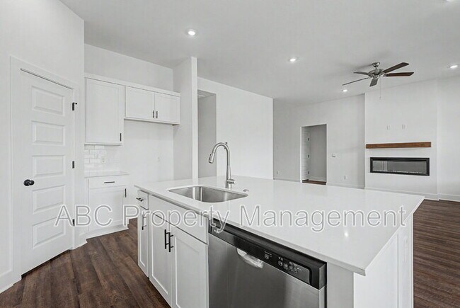 Photo - 512 W Canada Dr