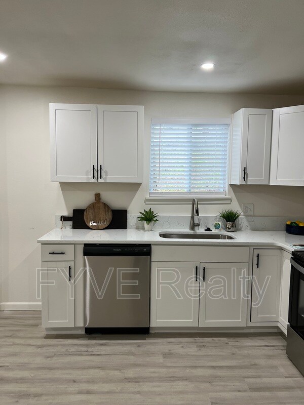 Photo - 1540 Jourolman Ave