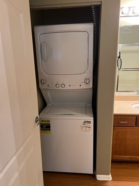 Washer & Dryer - 4060 Glencoe Ave Unit 125