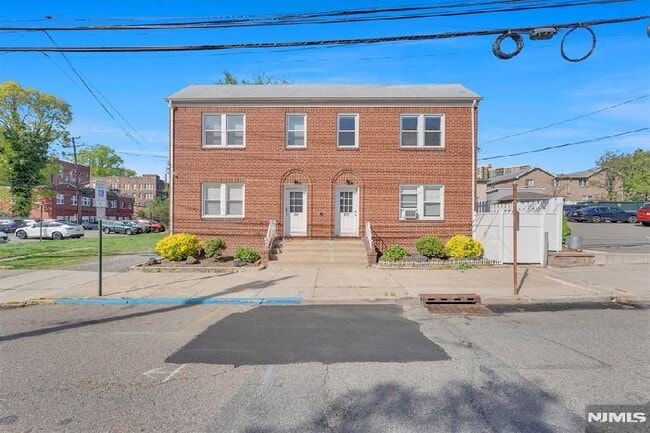 Building Photo - Renovated Modern 2 Bedroom -  No Fee Unit 2