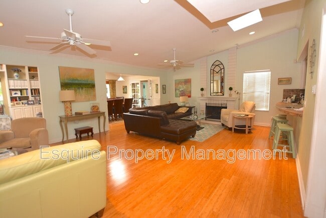 Photo - 3104 Charlotte St