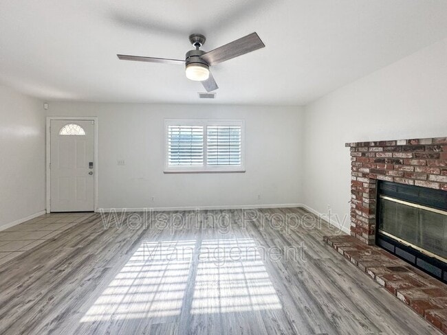 Photo - 1240 W Mariposa Ave