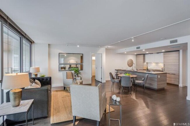 Photo - 718 Long Bridge St