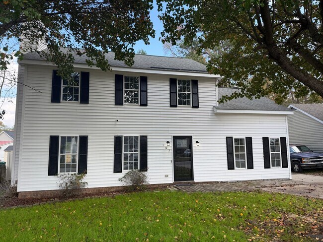 Building Photo - Remodeled bathrooms, new kitchen in this N...