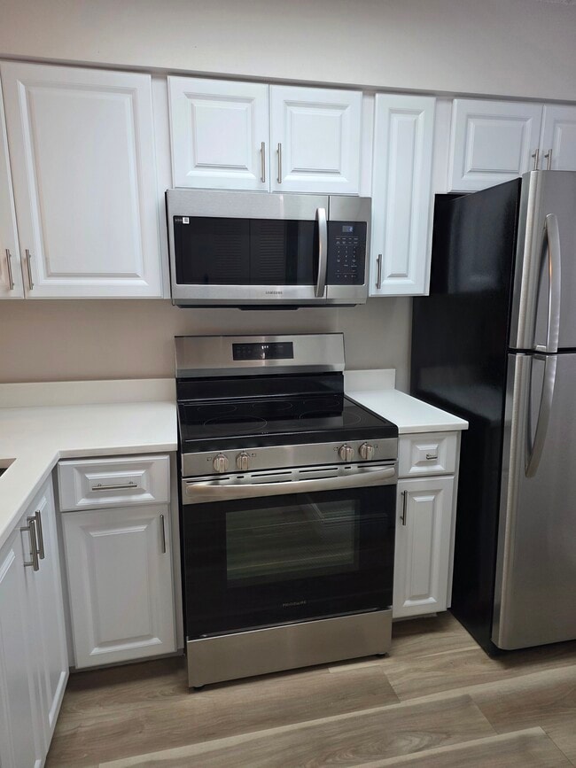 Kitchen - 2222 N Cypress Bend Dr Unit #202