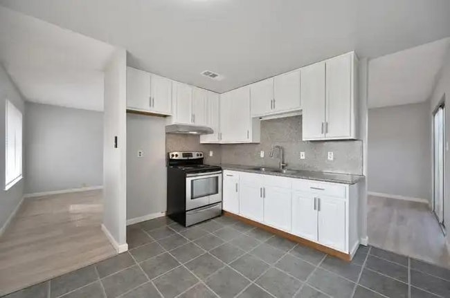 Photo - 5800 Mascot Ave