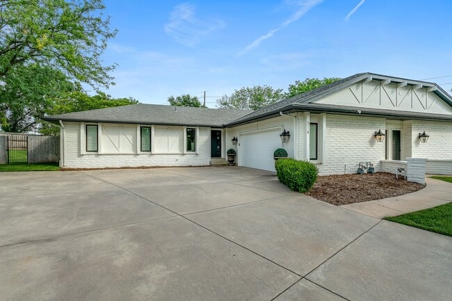 SIMPLY LUXURIOUS twinhome near Central & R... - SIMPLY LUXURIOUS twinhome near Central & R...