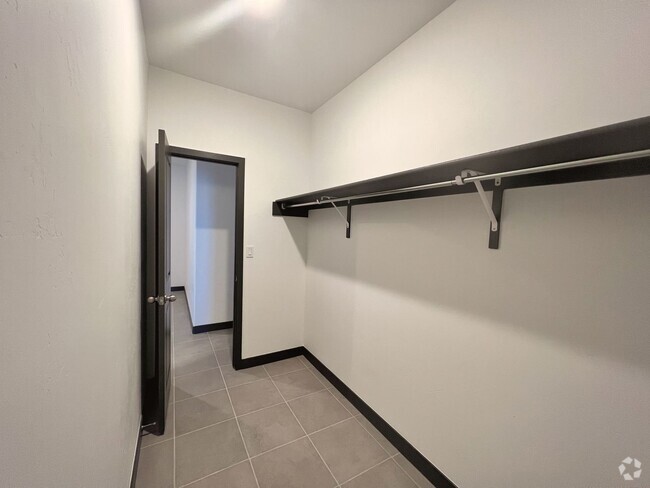 Building Photo - Mission Valley 3 Bedroom 2.5 Bath Townhome