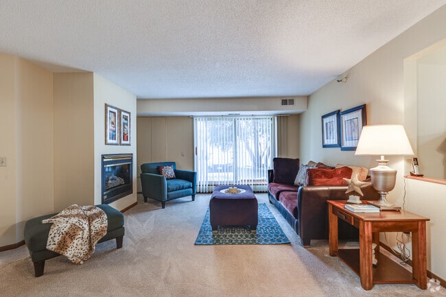 2BR, 2BA - 1,095SF - Living Room - Park Avenue Apartments