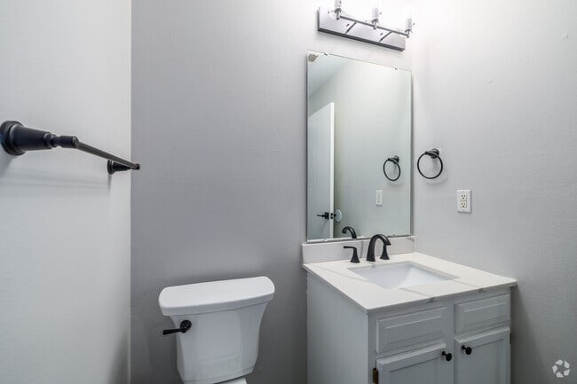 2BR, 2BA - 1,095SF - Primary Bathroom