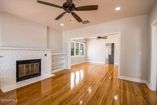 Photo - 2418 N Kansas St