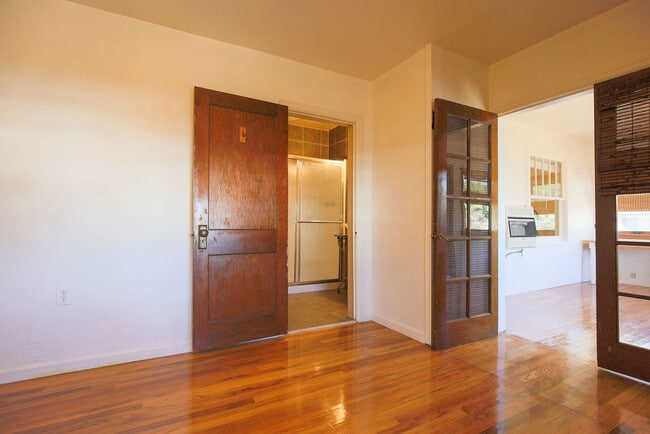 Photo - 802 Ussie Ave