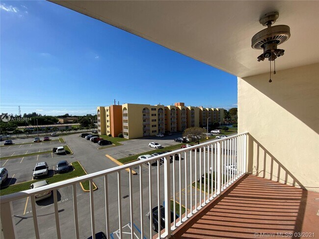 Photo - 7000 NW 186th St Unidad 4-422