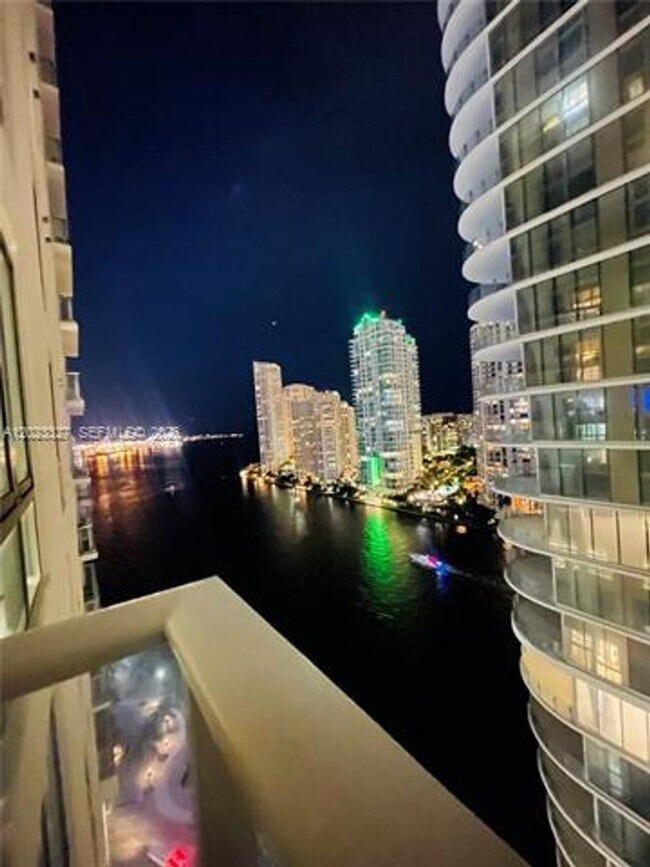 Photo - 300 S Biscayne Blvd Unidad 300 S Biscayne Blvd # T-1404