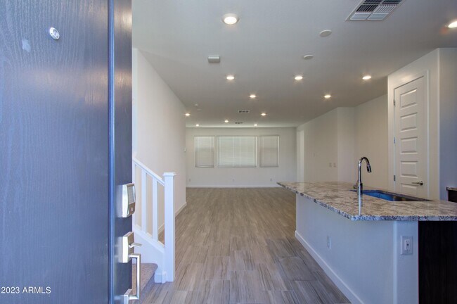 Photo - 1087 E Chapman Dr