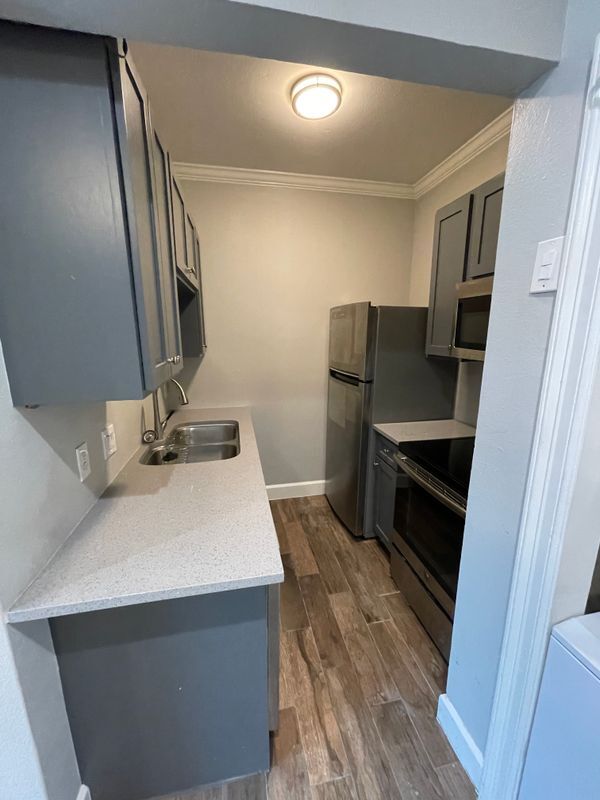 3101 Commerce St Unit 201