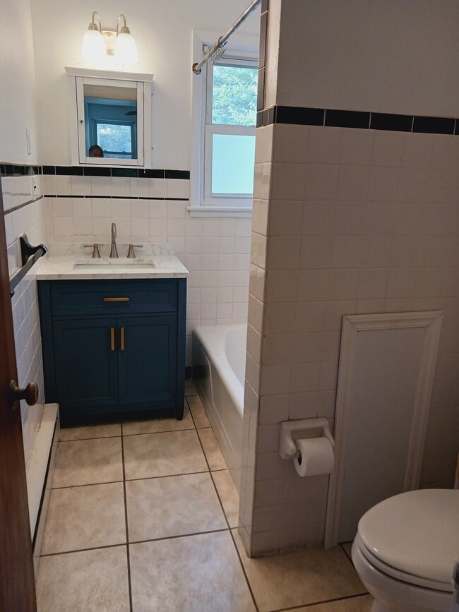 bath - 2908 Fisherville Rd