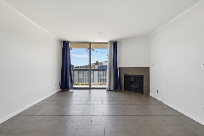 Building Photo - 7320 Hawthorn Ave Unit #203