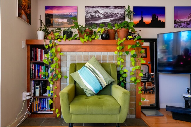 Building Photo - 1310 N Lucas Pl Unit 402