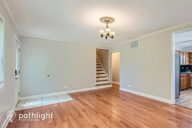 Photo - 612 W James St