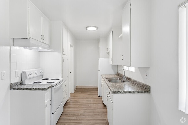 1BR, 1BA - 700SF - Kitchen