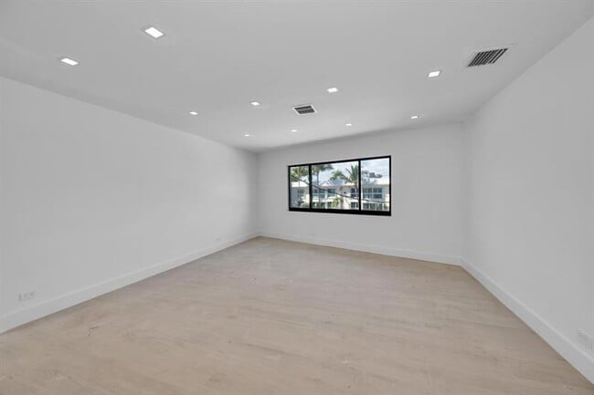 Building Photo - 840 SE 22nd Ave Unit 1