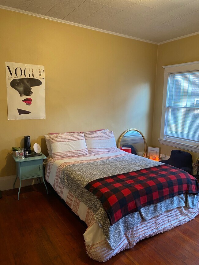 Studio - 2718 Dana St Unit 2