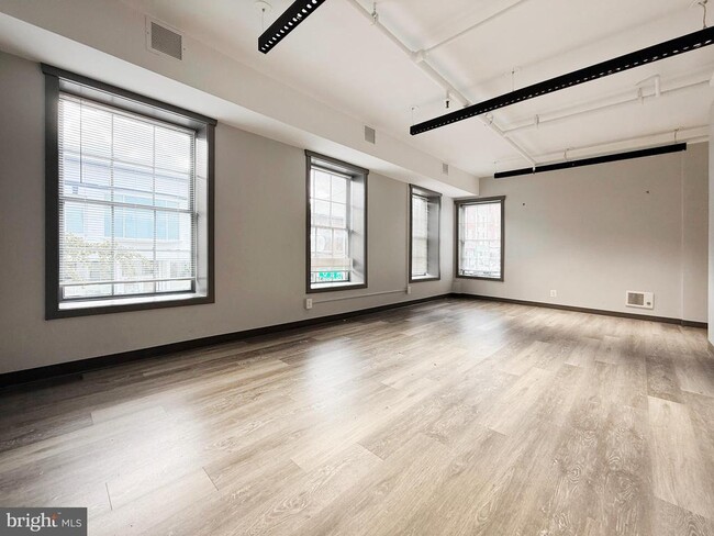 Building Photo - 1365 Wisconsin Ave NW Unit 2