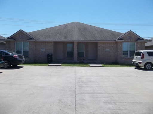 Building Photo - College Station. - 3 bedroom/3 bath Duplex, fenced in back yard, ready for an August 2026 move in.
